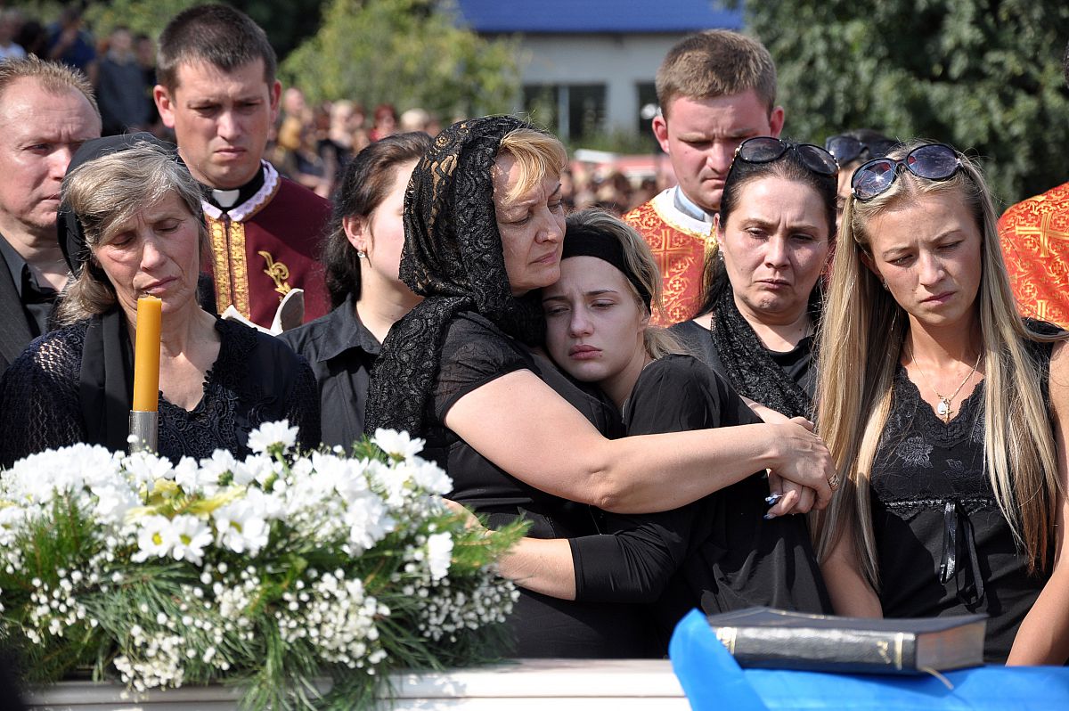 Рідні і близькі біля труни з Романом Ільяшенком