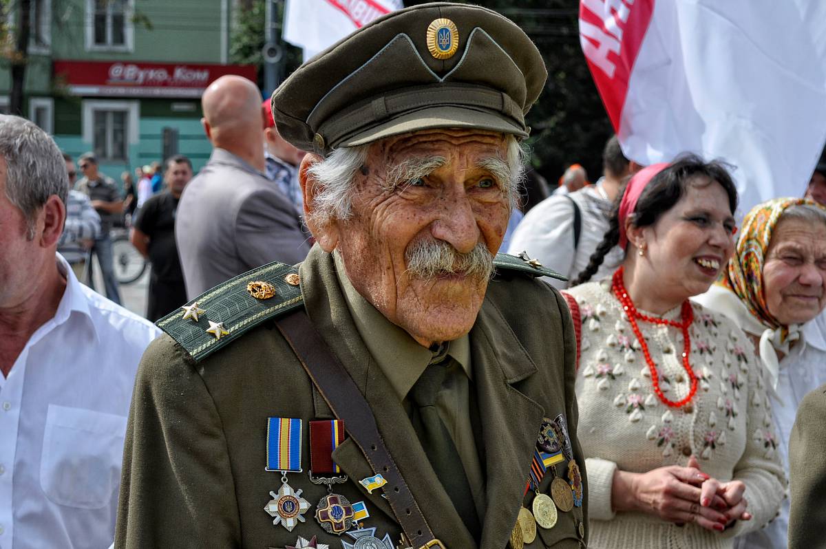 Прийшов на мітинг.