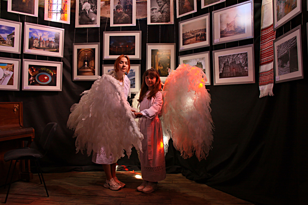 Янголи на виставці