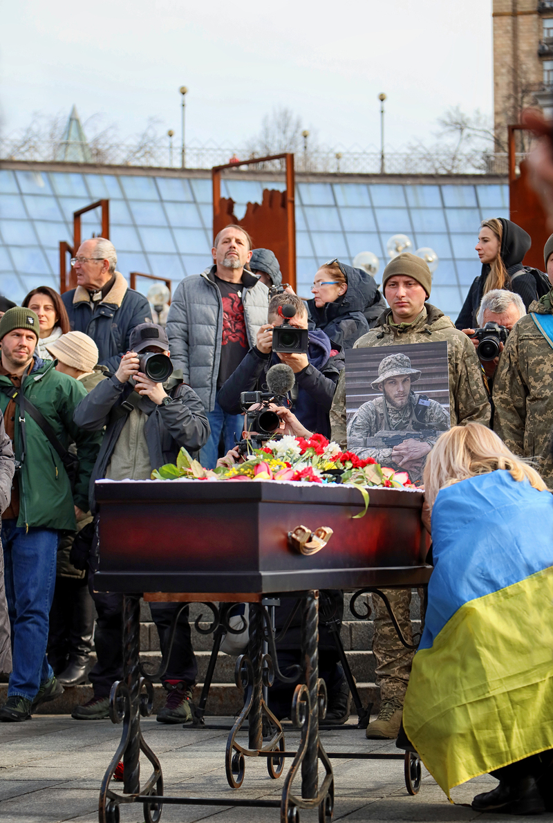 Прощання під прицілом фотокамер.
