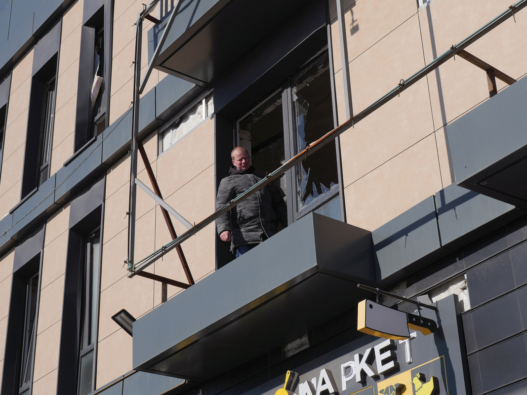 Господар приміщення оглядає пошкодження