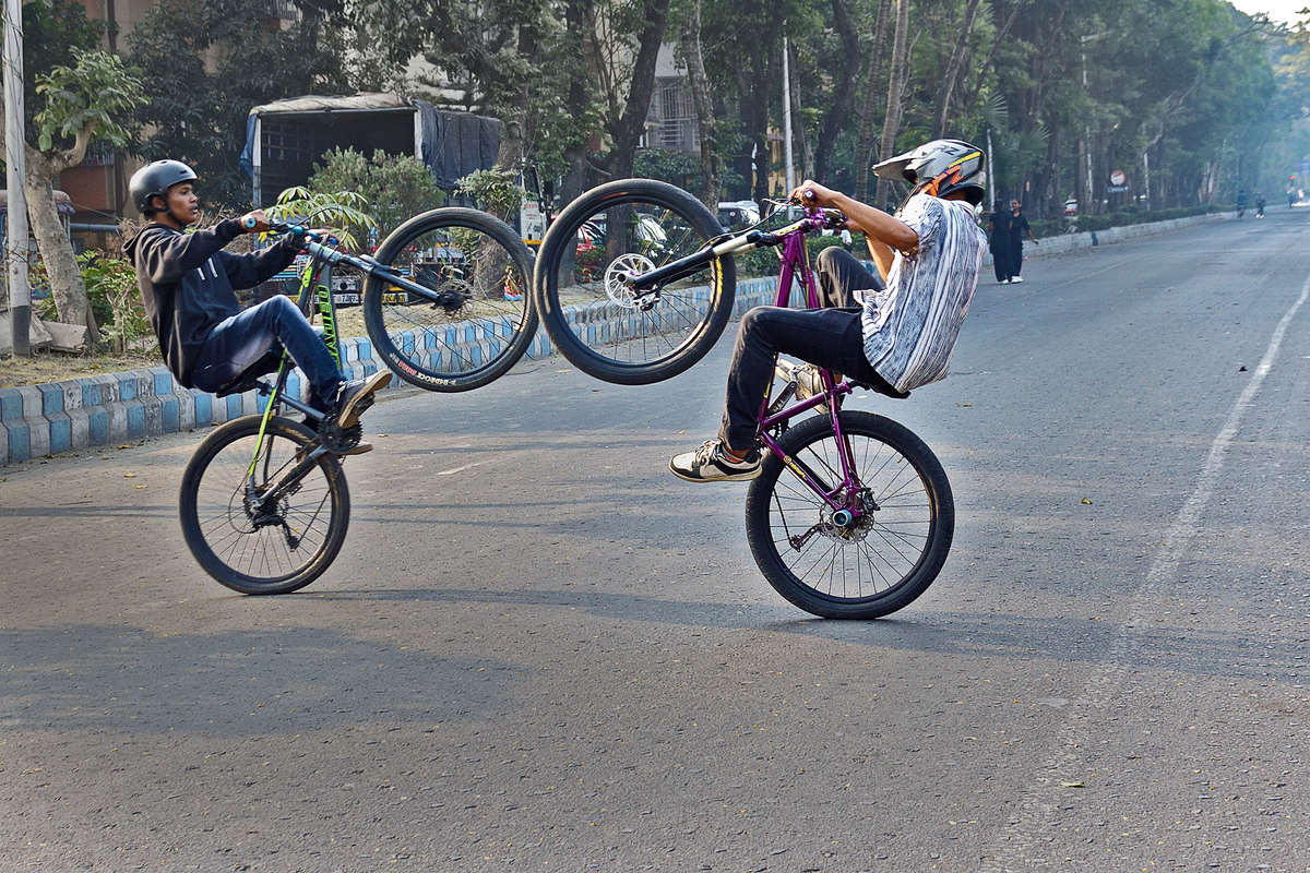 Acrobatic Tricks with Cycles