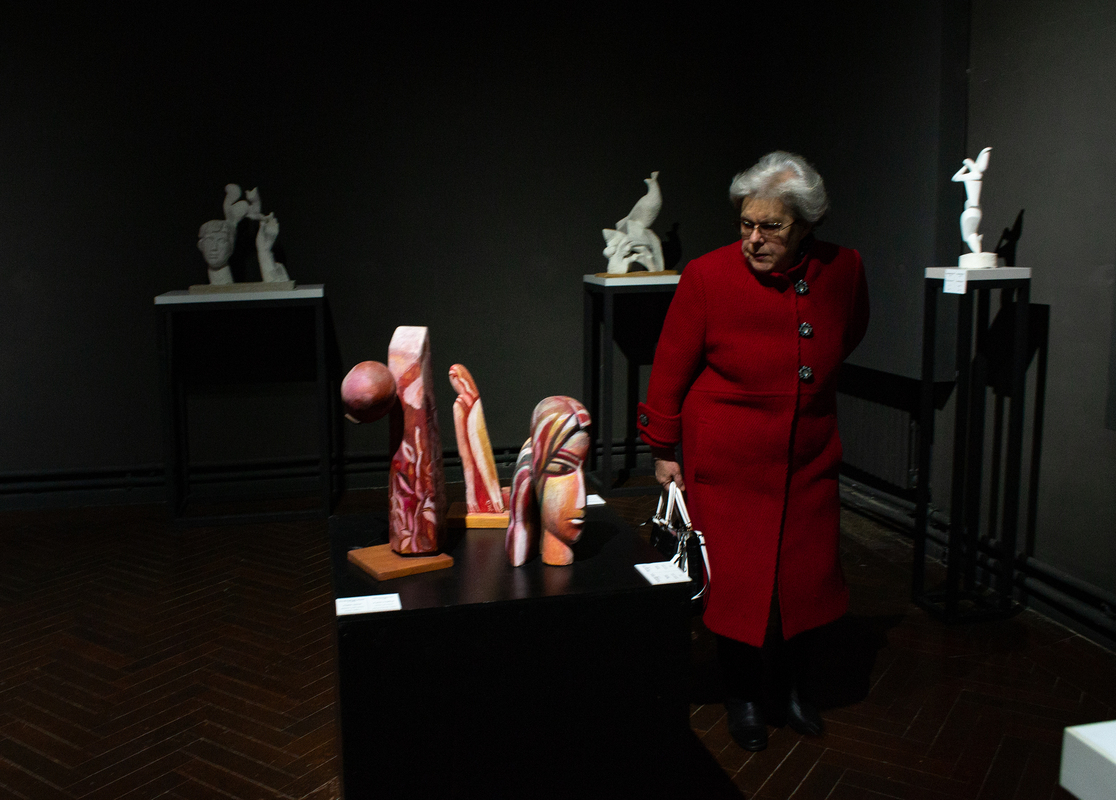 Жінка в музеї