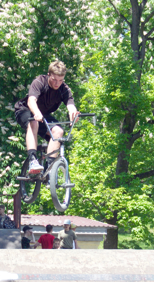 На велосипеді вище даху