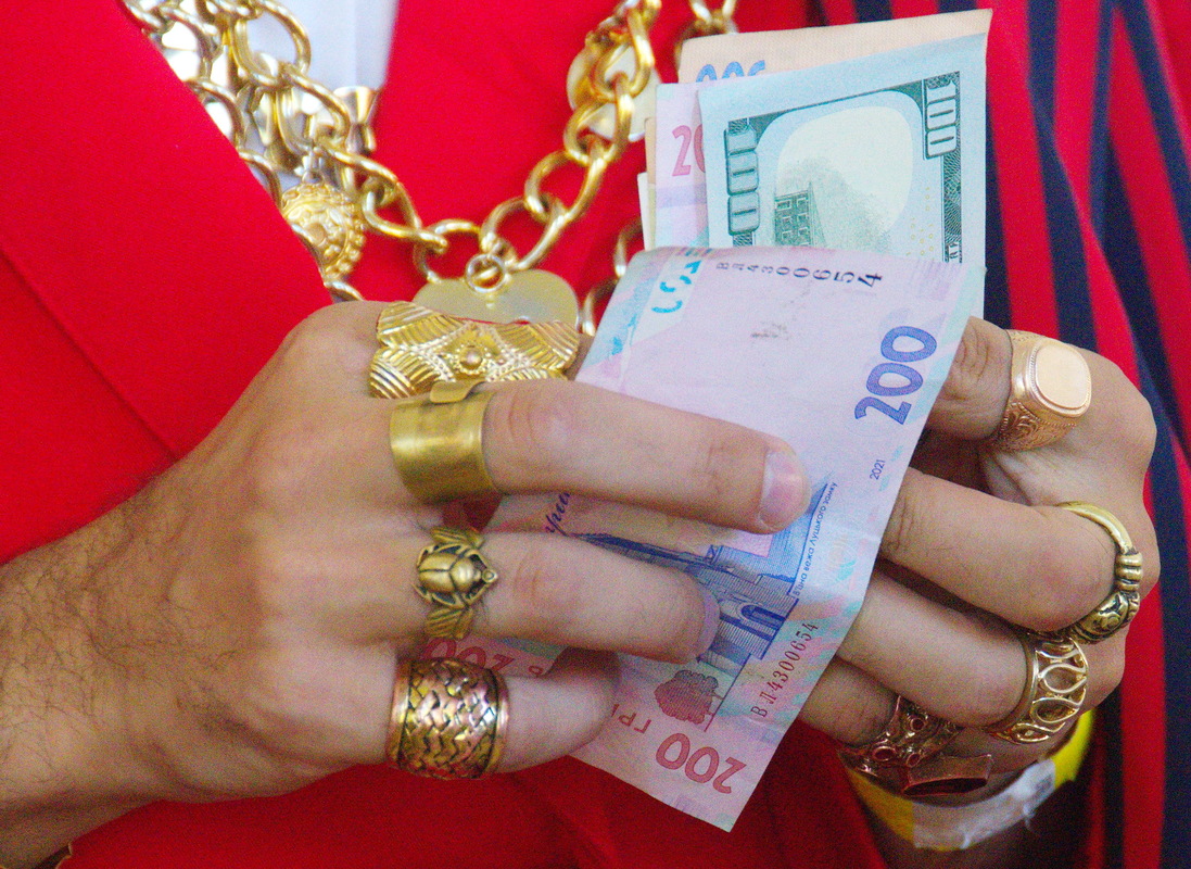 Хтось воює, а хтось рахує.