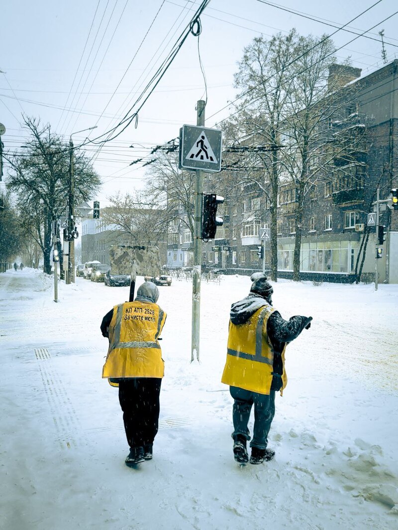 дівчата в жовтих желетках