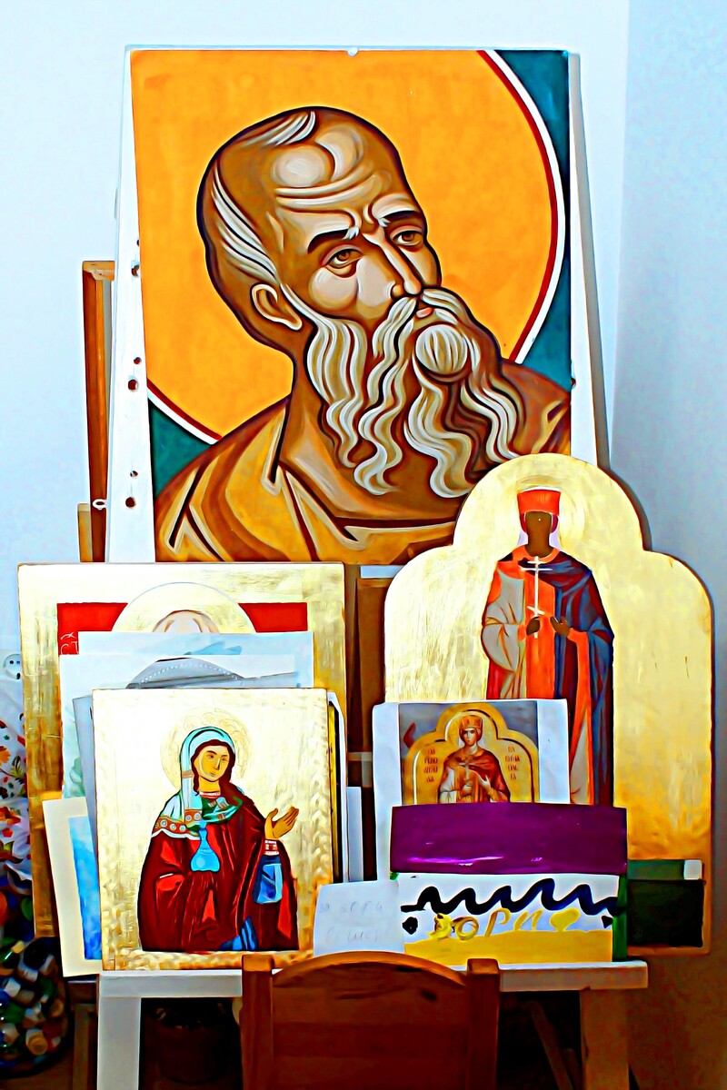 Waiting for little artists