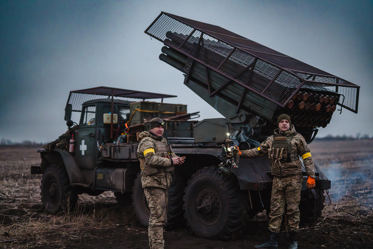 Бійці чекають на координати для наведення БМ21 Град РЕАБАТР 23 ОМБр. Курахівський напрямок. Грудень 2024.