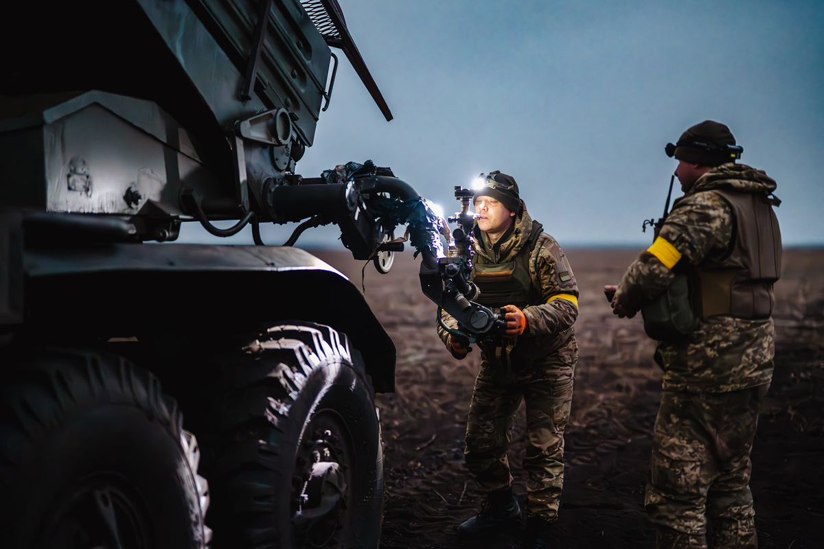 Боєць наводить БМ21 Град на ціль. РЕАБАТР 23 ОМБр. Курахівський напрямок. Грудень 2024.