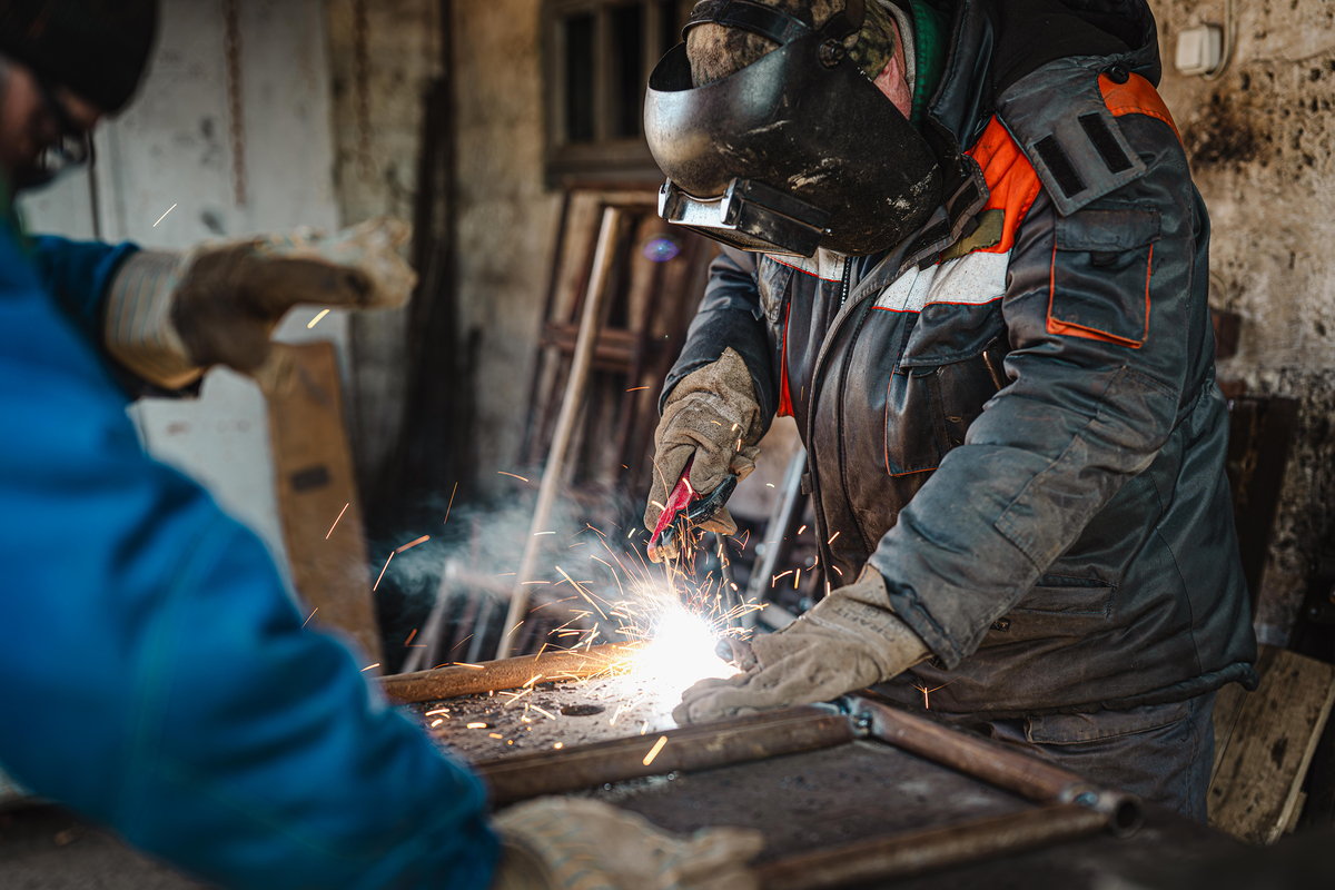 Бійці РВБ 23 ОМБр готують захисні конструкції для бронемашин.