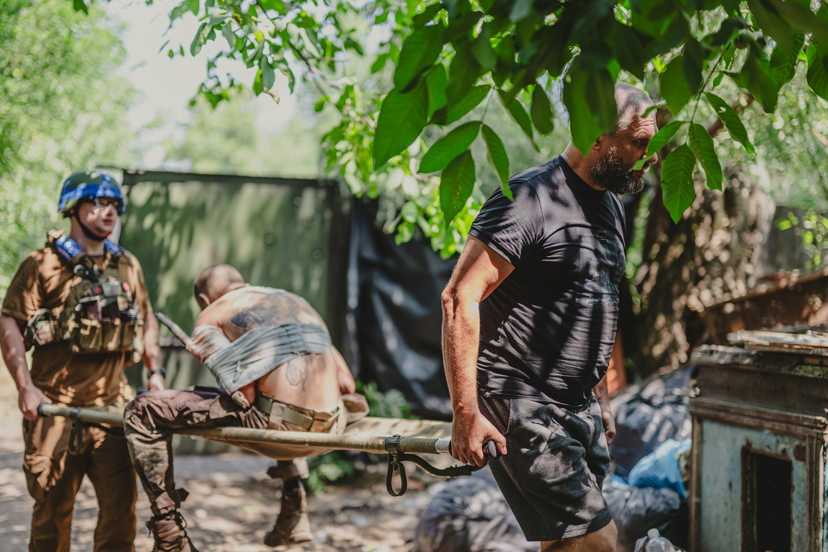 Пораненого бійця заносять до Стабілізаційного пункту 53 ОМБр. м. Костянтинівка. Липень 2024.