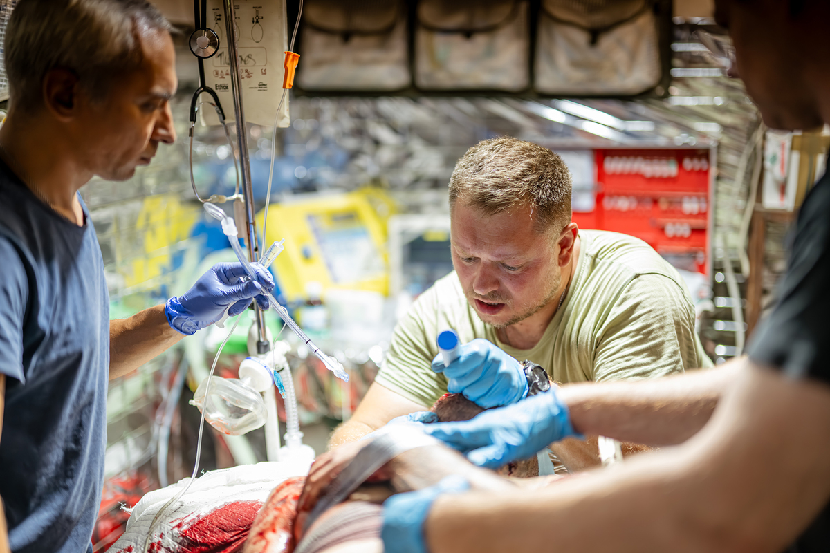 Лікарі намагаються інтубувати важкопораненого бійця на Стабілізаційному пункті 53 ОМБр. м. Костянтинівка. Липень 2024.