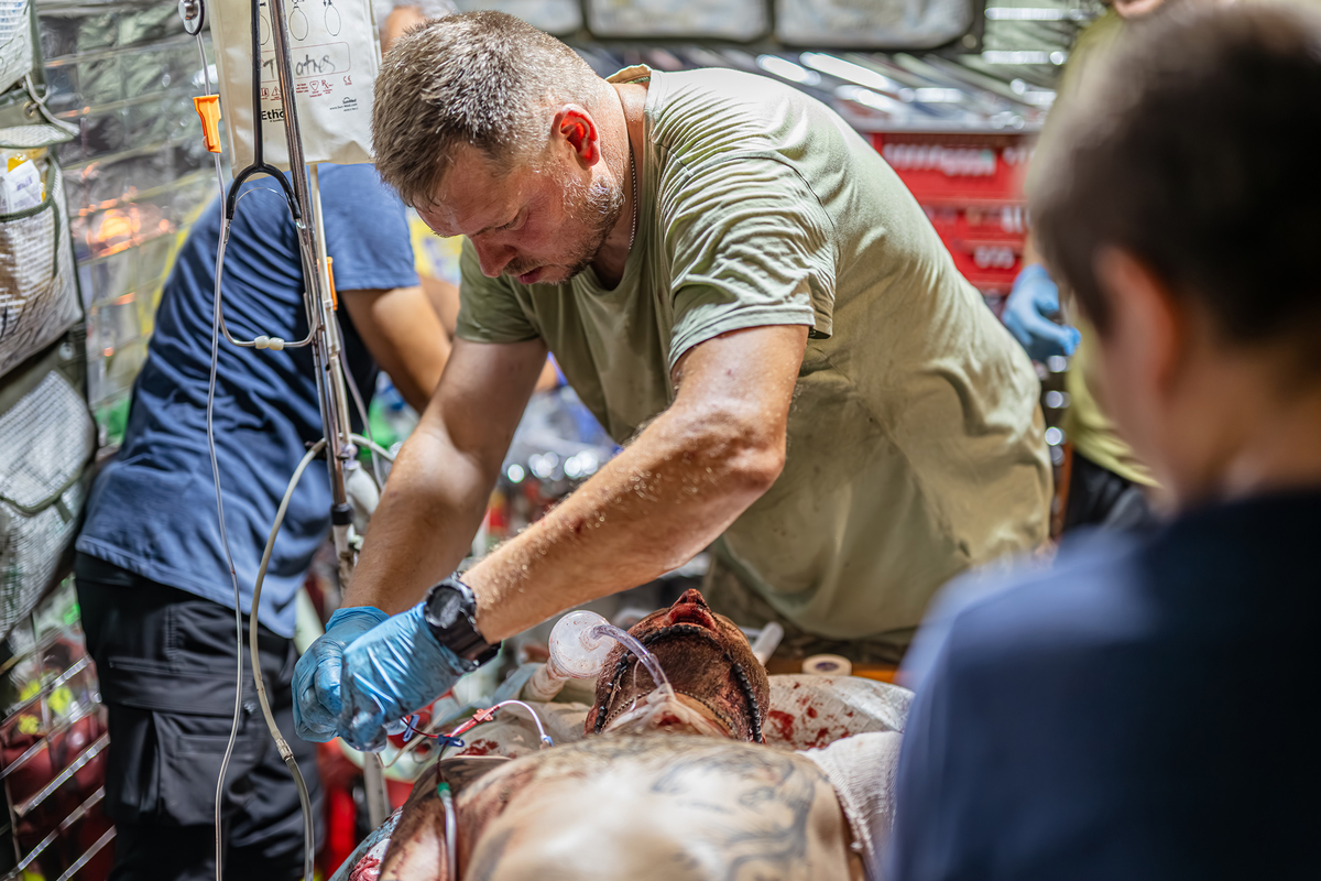 Підключення інфузій важкопораненому бійцю на Стабілізаційному пункті 53 ОМБр. м. 