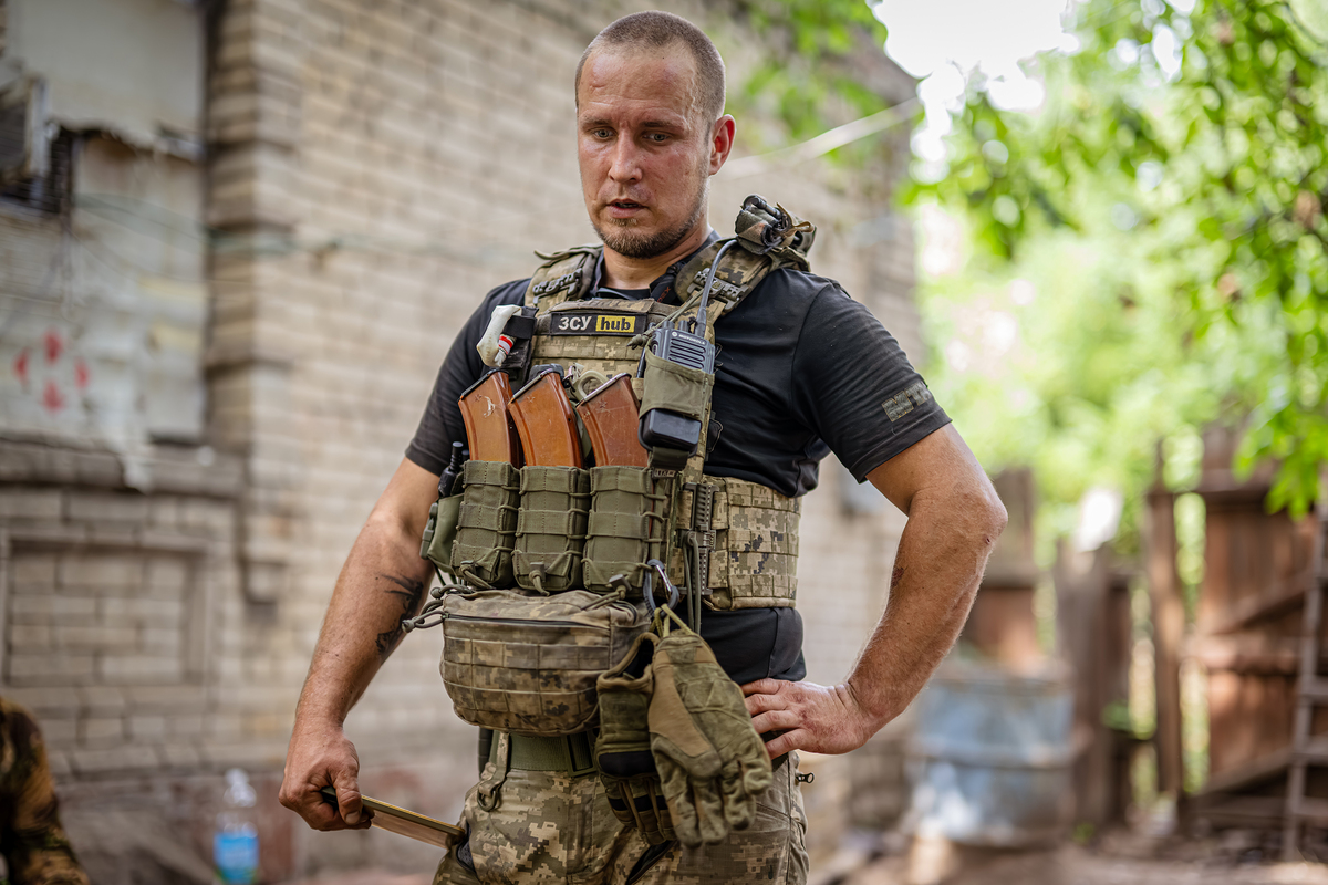 Медик чекає на виїзд реанімобіля зі Стабілізаційного пункту 53 ОМБр до наступного пункту евакуації. м. Костянтинівка. Липень 2024.