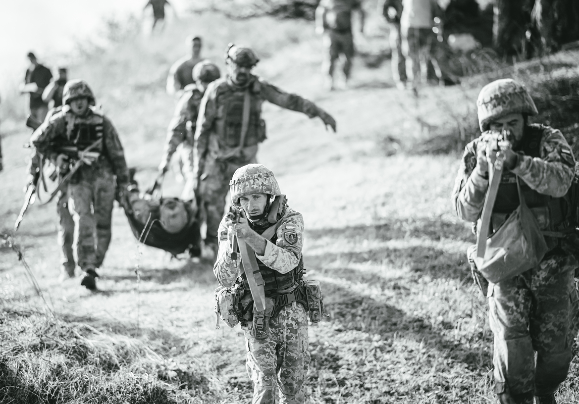 Транспортування пораненого. 53 ОМБр. Авдіївський напрямок. Серпень 2023.