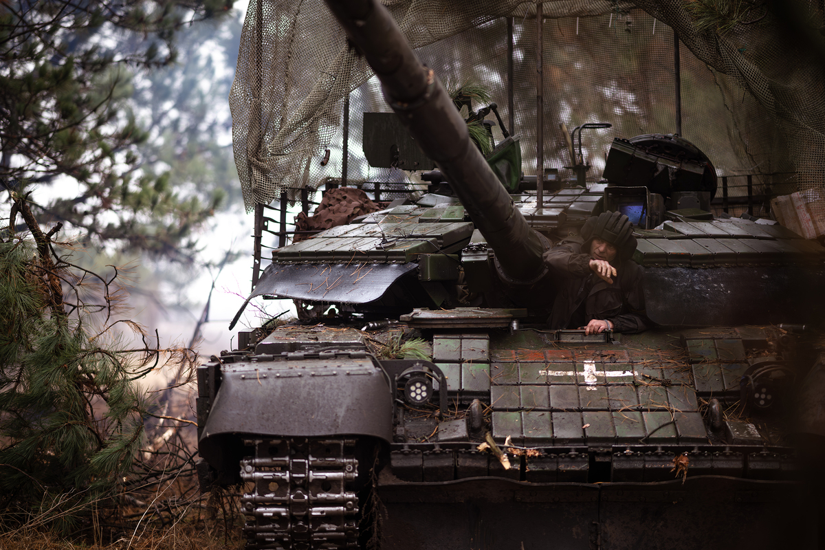 Наречений вилазить із танка перед початком церемонії. 23 ОМБр. Курахівський напрямок. Січень 2025.