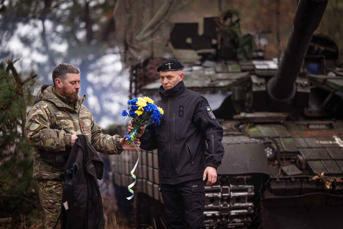 Побратим передає букет нареченому перед початком церемонії. 23 ОМБр. Курахівський напрямок. Січень 2025.