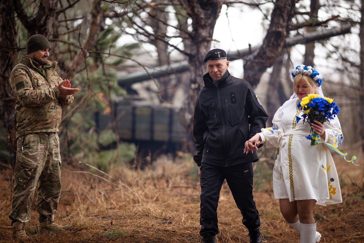 Молодята йдуть до імпровізованого вівтаря. 23 ОМБр. Курахівський напрямок. Січень 2025.