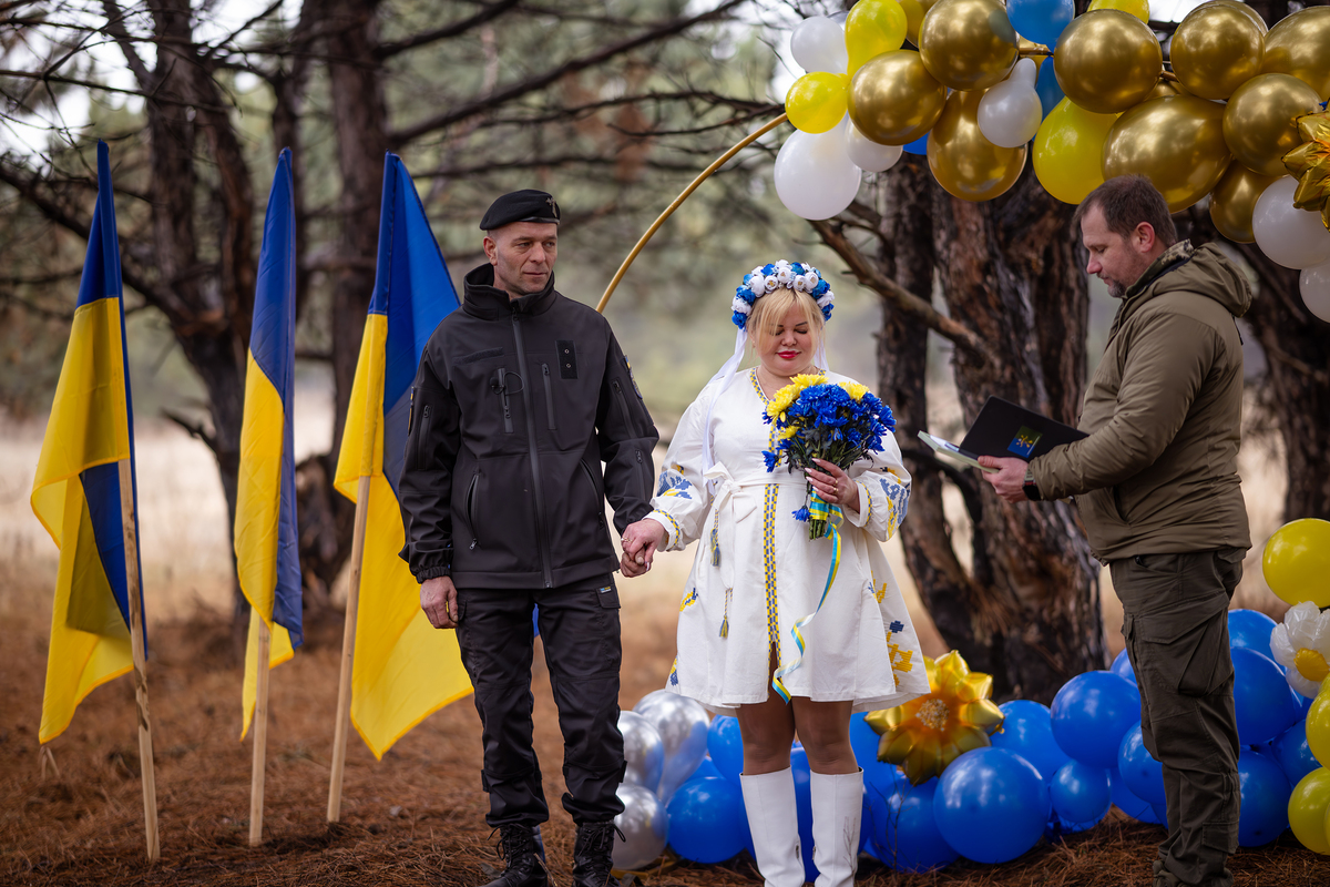 Капелан 23 ОМБр проводить шлюбну церемонію. Курахівський напрямок. Січень 2025.
