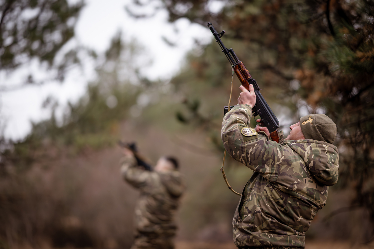 Побратими стріляють у повітря, вітаючи молодят. 23 ОМБр. Курахівський напрямок. Січень 2025.