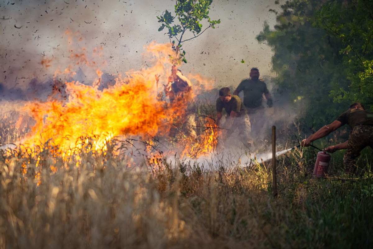 Бійці 23 ОМБр намагаються загасити пожежу на пшеничному полі після ворожого обстрілу. Напрямок Очеретине. Липень 2024.