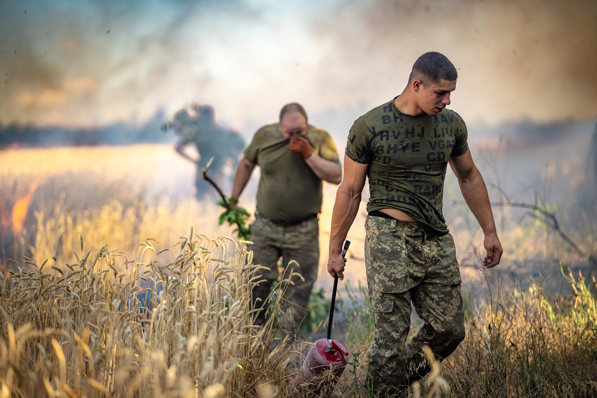 Бійці використовують усі доступні засоби, щоб загасити пожежу. 23 ОМБр. Напрямок Очеретине. Липень 2024.