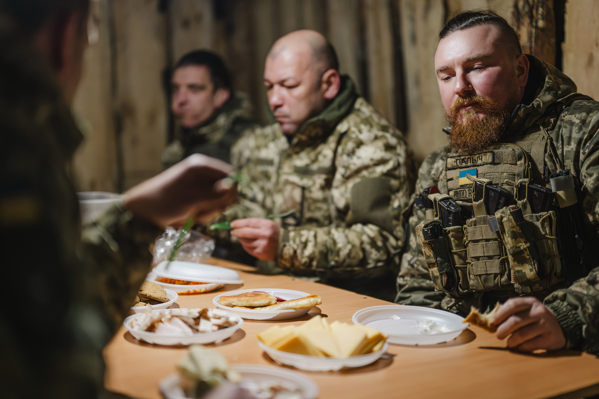 Бійці РЕАБАТР 23 ОМБр снідають у бліндажі. Курахівський напрямок. Січень 2025.