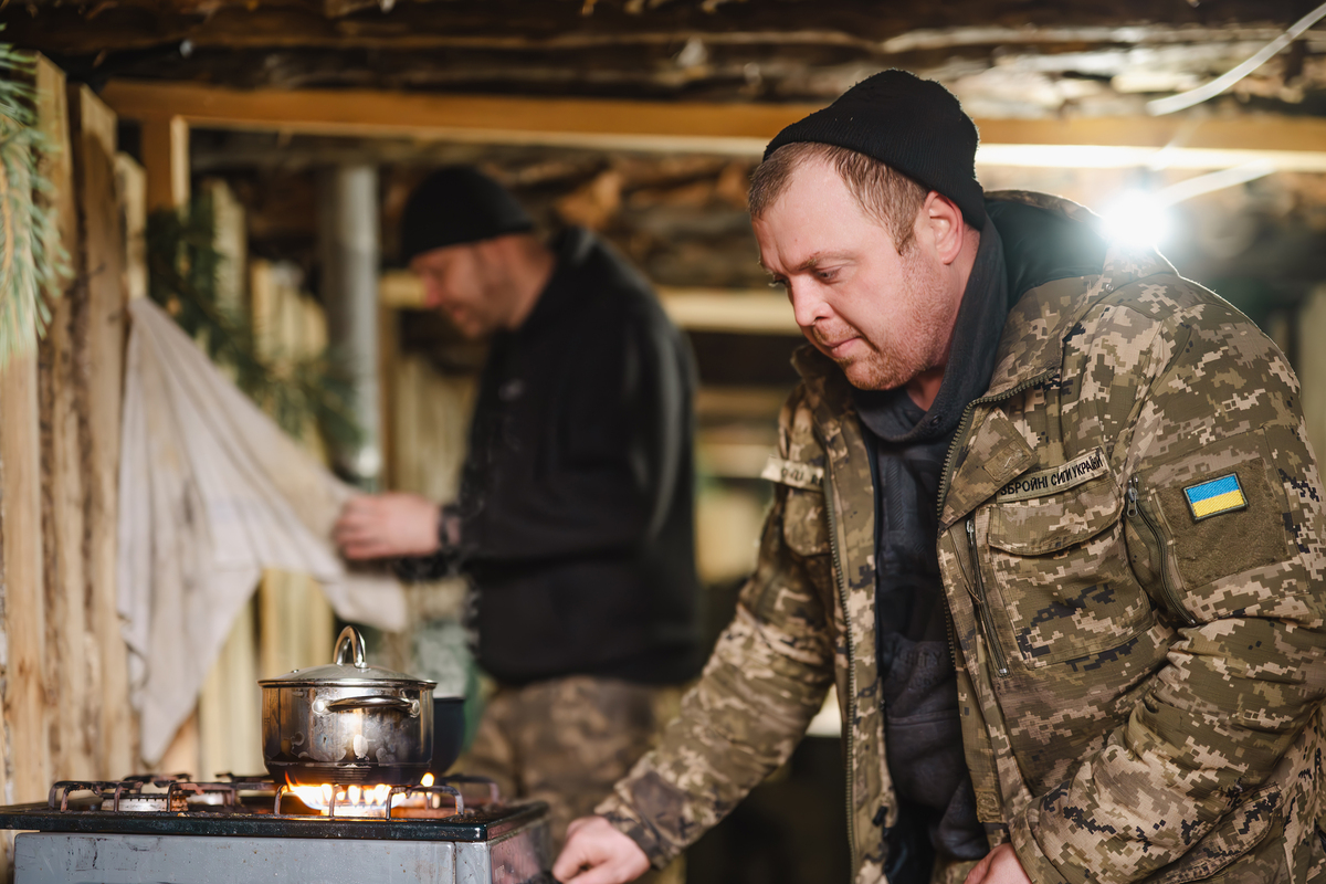 Кухар РЕАБАТР 23 ОМБр готує обід у бліндажі. Курахівський напрямок. Січень 2025.
