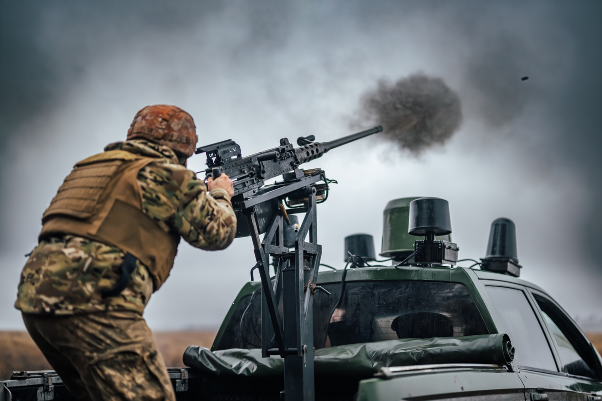 Боєць МВГ 23 ОМБр веде вогонь по ворожому дрону з кулемету Браунінг. 