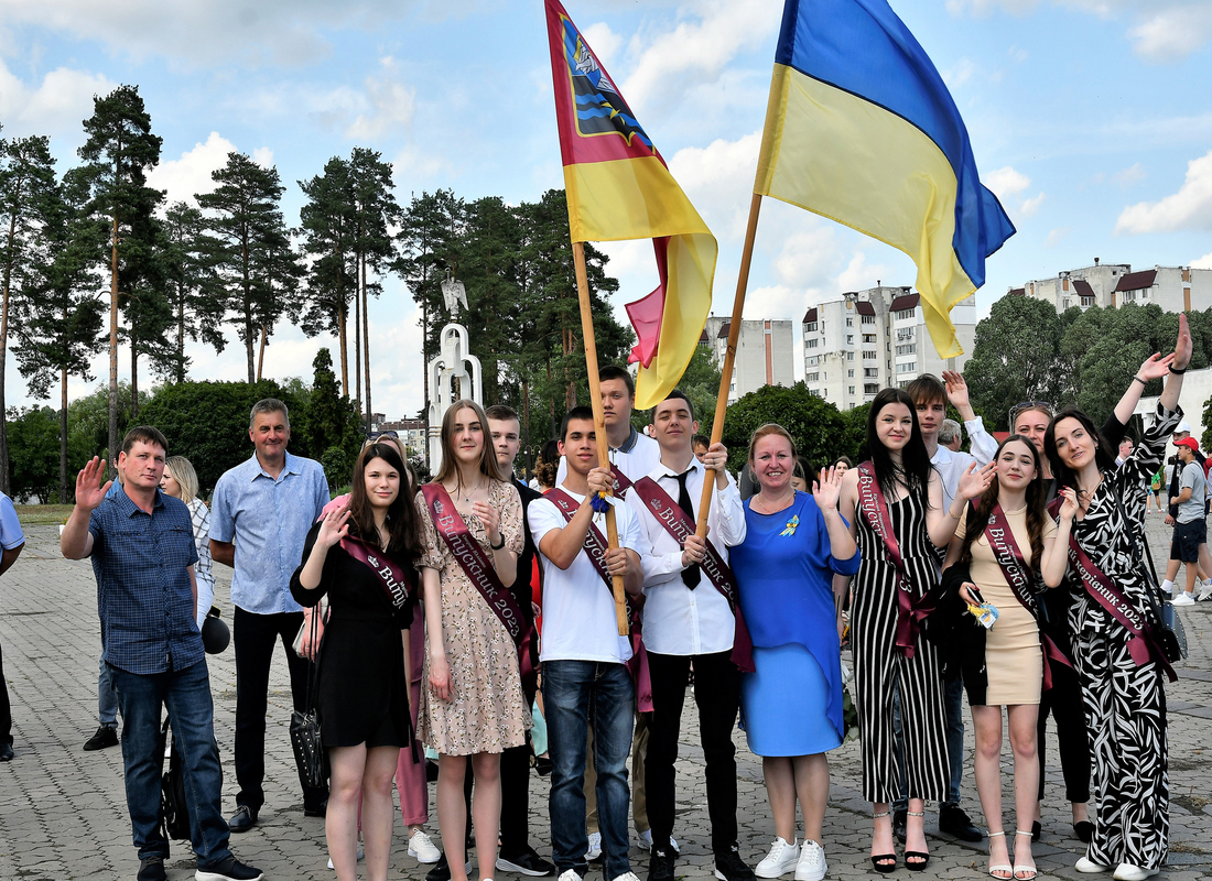 випускники