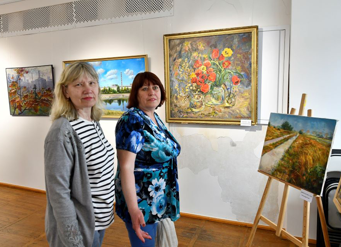 у художньої галереї  виставка картин до Дня міста Славутича.