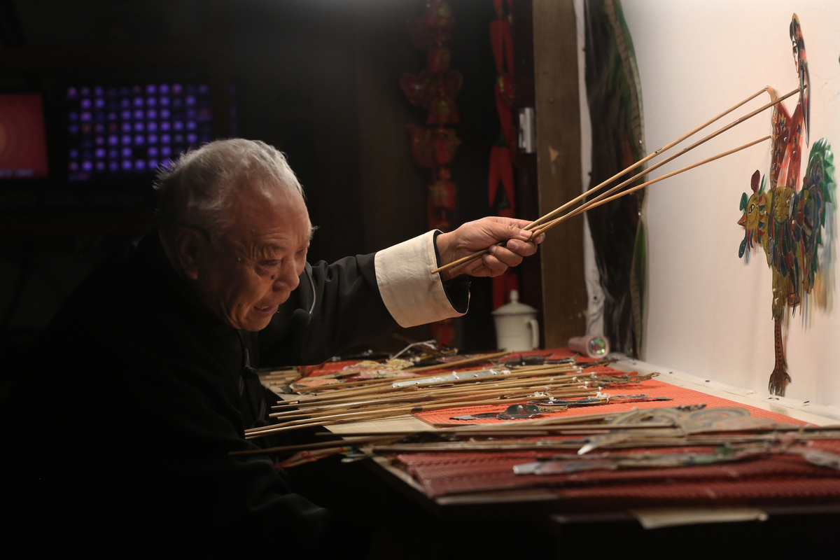 Shadow puppet player