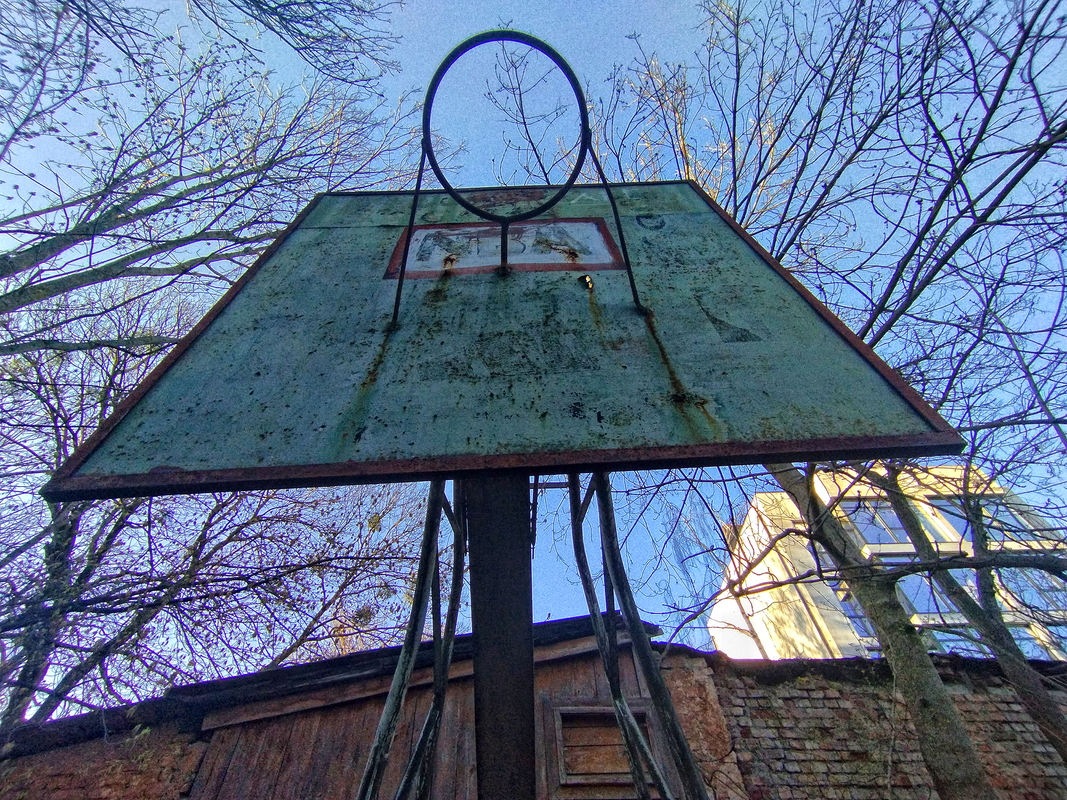 Закинутий спортмайданчик