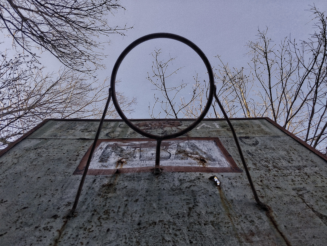 Закинутий спортмайданчик