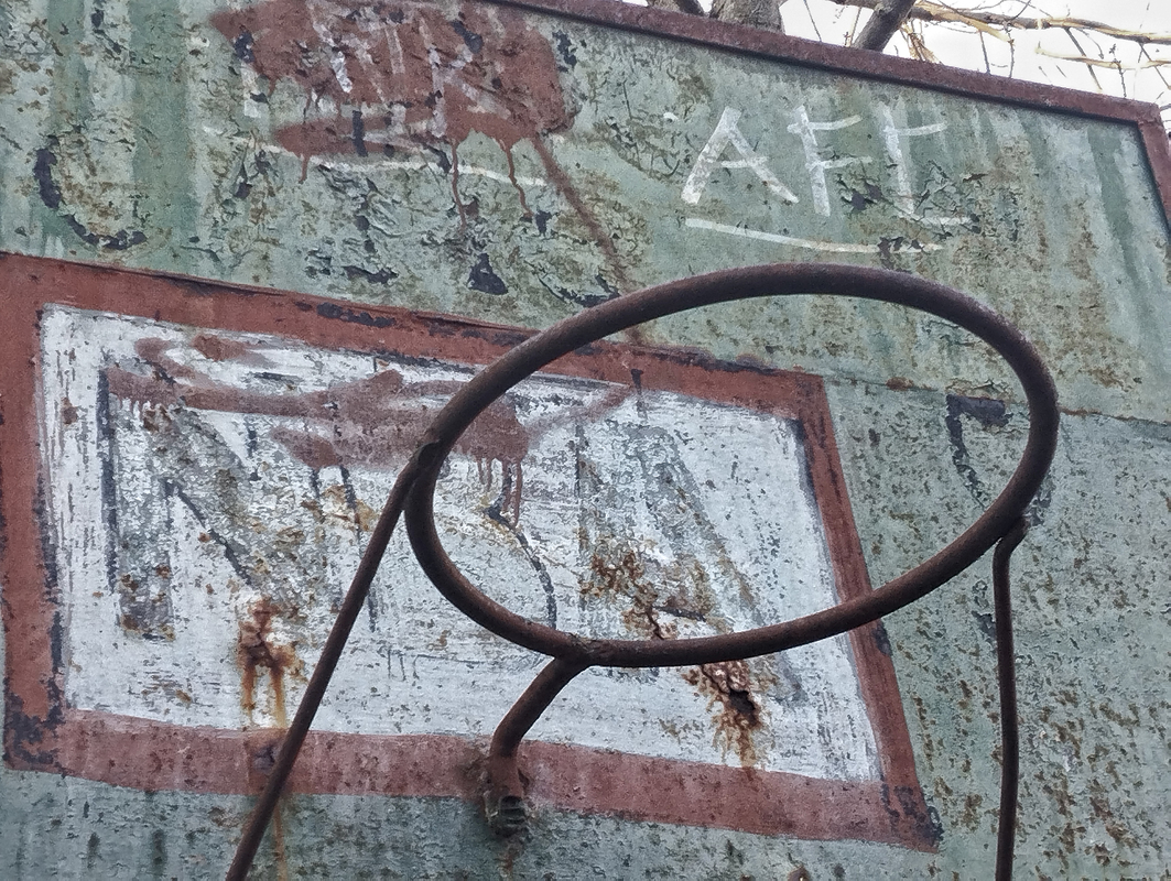 Закинутий спортмайданчик