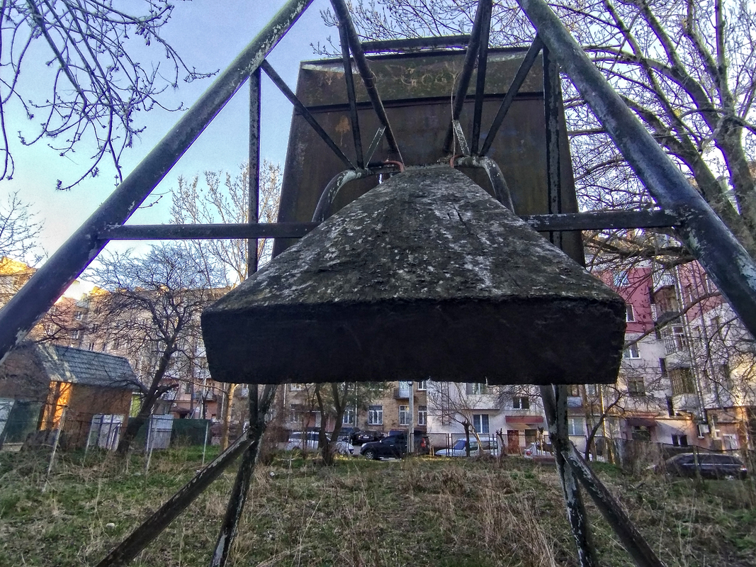 Закинутий спортмайданчик