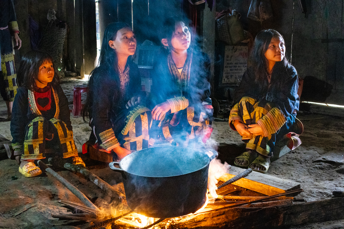 Red Dao keeping warm