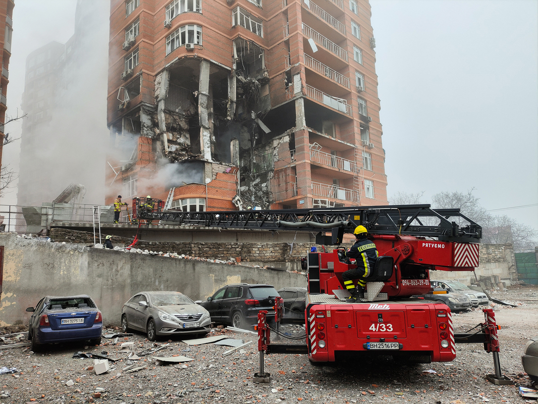 Влучання ракети в житловий комплекс 