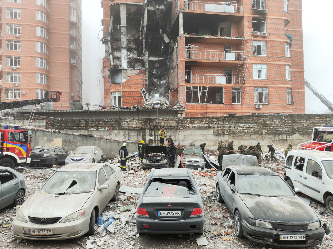 Влучання ракети в житловий комплекс 