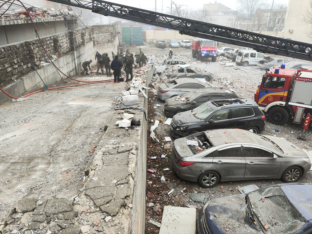 Влучання ракети в житловий комплекс 