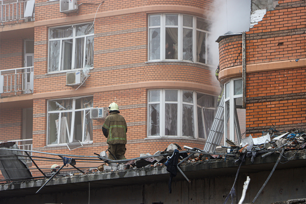 Влучання ракети в житловий комплекс 