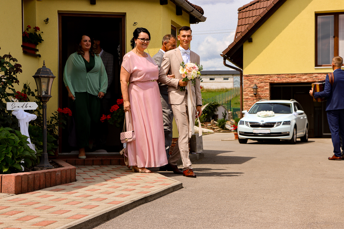 Prípravy na svadbu veľkej, milujúcej rodiny