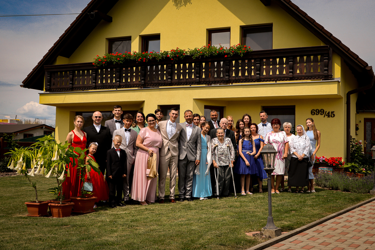 Prípravy na svadbu veľkej, milujúcej rodiny