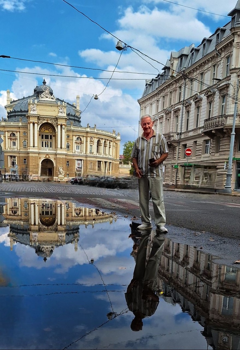 Відображення на фоні оперного театру