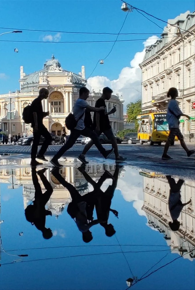 Відображення на фоні оперного театру