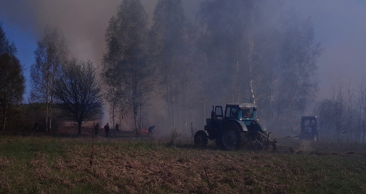 Дата створення: 20.05.2025 Місце: село Соснівка. Країна: Україна. Тема: Вогняний Великдень. Опис: На фото зображені жителі села, приїхали трактори, які переорють землю зупиняючи розповсюдження вогню.