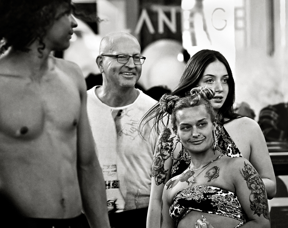 Люди у місті