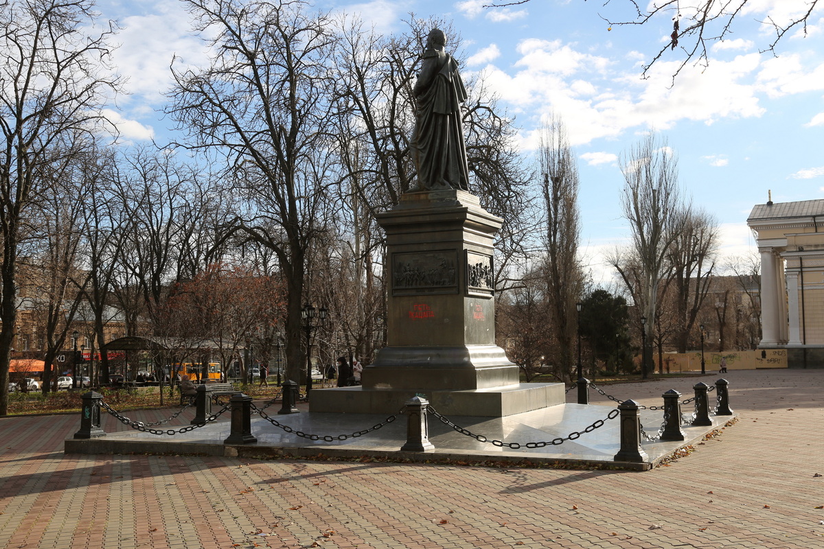 The inscription “ Katsap go away” on the monument to the Russian state figure Mikhail Vorontsov. Katsapi is disrespectful to the name of the Russians.