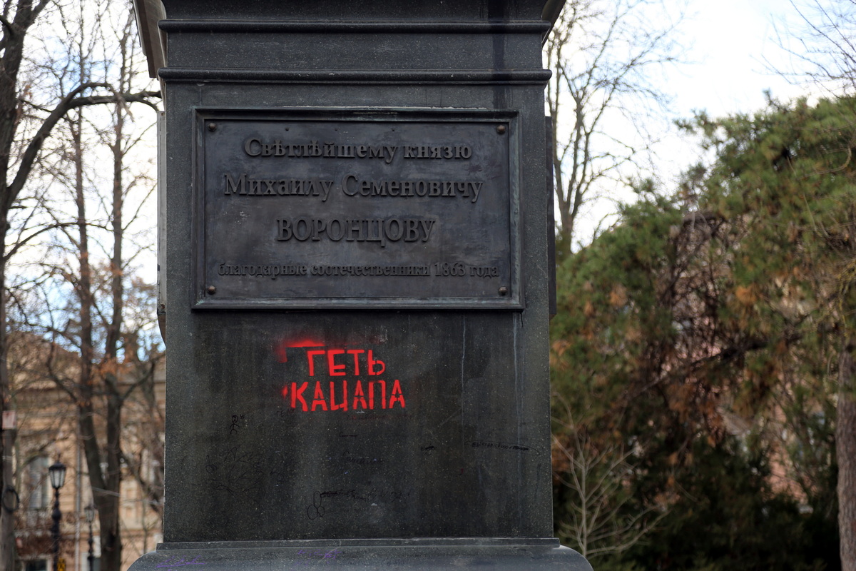 The inscription “ Katsap go away” on the monument to the Russian state figure Mikhail Vorontsov. Katsapi is disrespectful to the name of the Russians