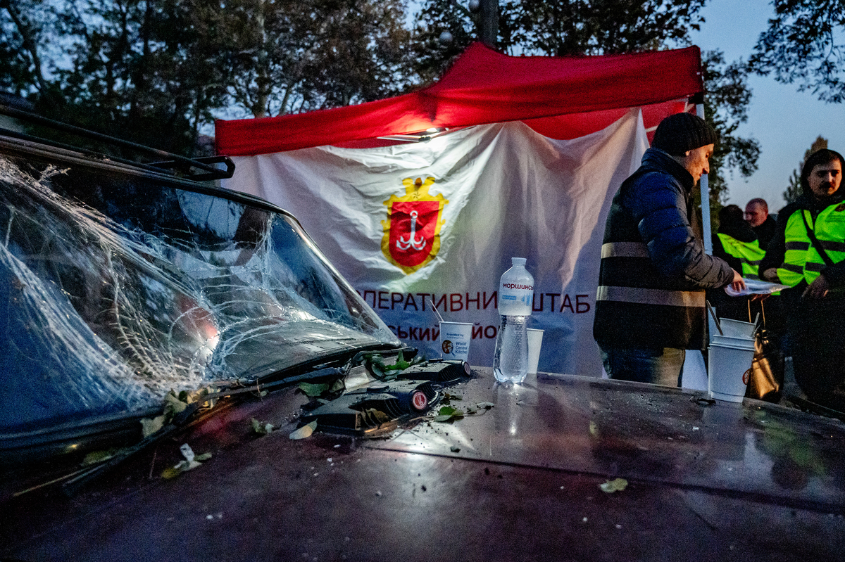 Розбите скло і прапор штабу